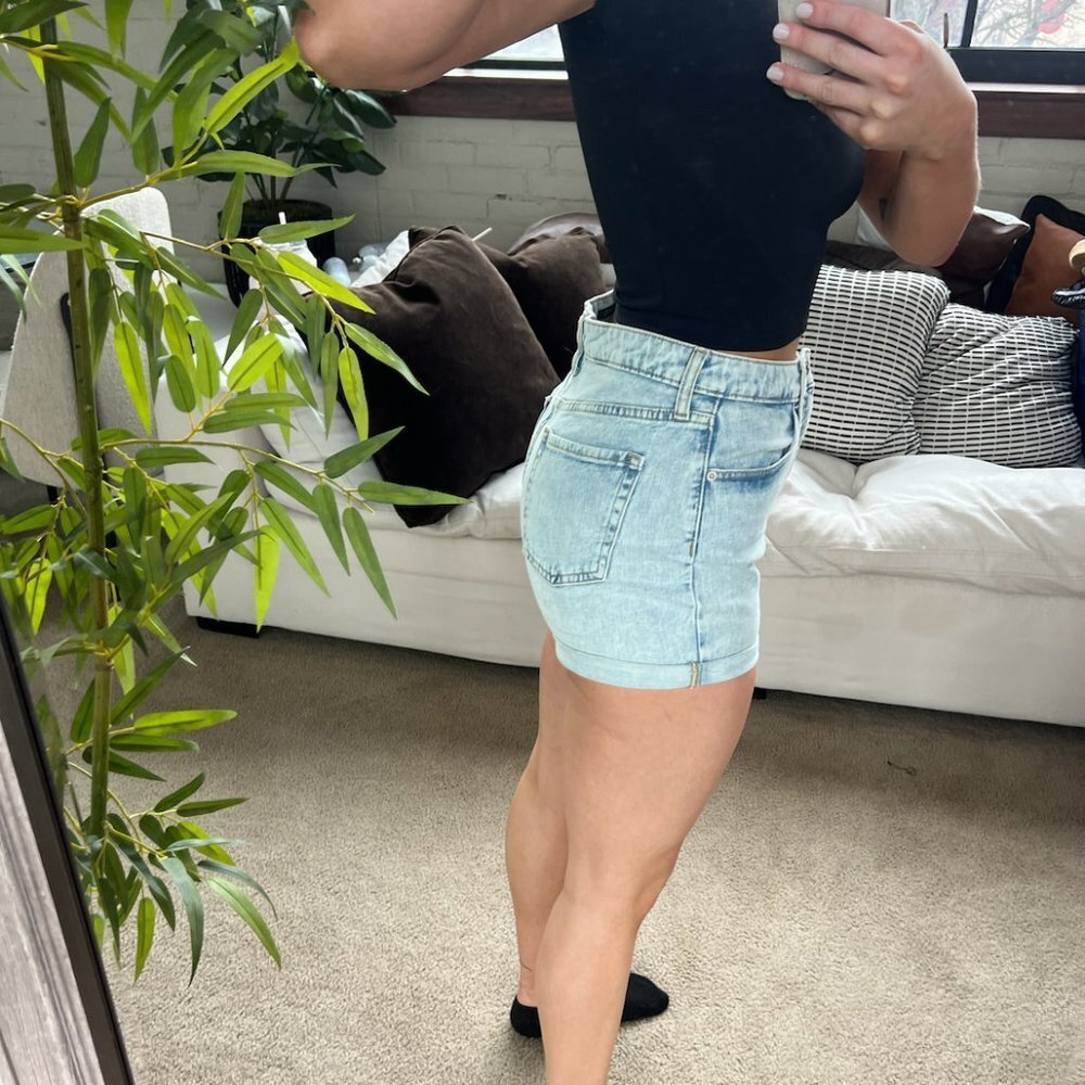 light wash jean shorts - Picture 4 of 5